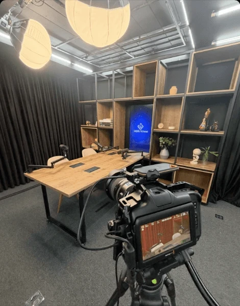 Bastidores do estúdio da Leyla School